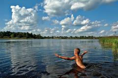 Чем опасны водоемы летом!